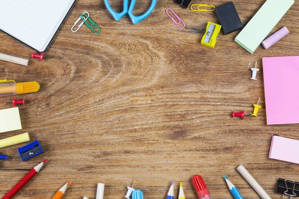 Kantoorbenodigdheden van de school op een achtergrond — Stockfoto