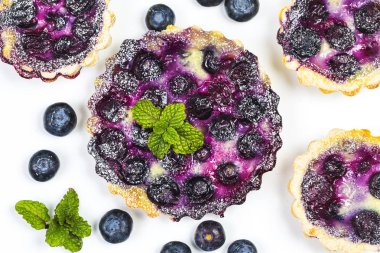 Üzümlü tart, pasta, tartı vanilyalı krema ile.