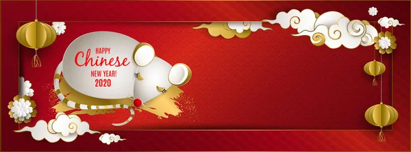 Gott nytt kinesiskt år 2020 av råtta. Banner: vit och guld mus, moln, lyktor, blommor på röd bakgrund. För omslag sociala nätverk, gratulationskort, affisch, inbjudan. Vektorillustration — Stock vektor