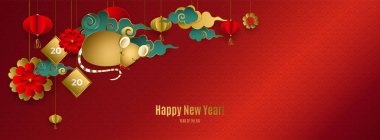 Mutlu Çin Yeni Yılı 2020 fareleri. Asılı altın fareli pankart, bulutlar, fenerler, kırmızı arka planda çiçekler. Sosyal ağ, kartlar, poster, davetiye için. Kağıt stili. Vektör illüstrasyonu.