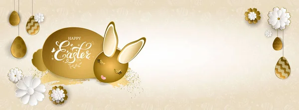 С праздником Пасхи. Золотой кролик с мазком кисти, блестящий, висит золотые яйца, цветы. Для обложки социальной сети, приглашения, плаката, баннера. Бумажный стиль. Рисунок яиц. Векторная иллюстрация . — стоковый вектор
