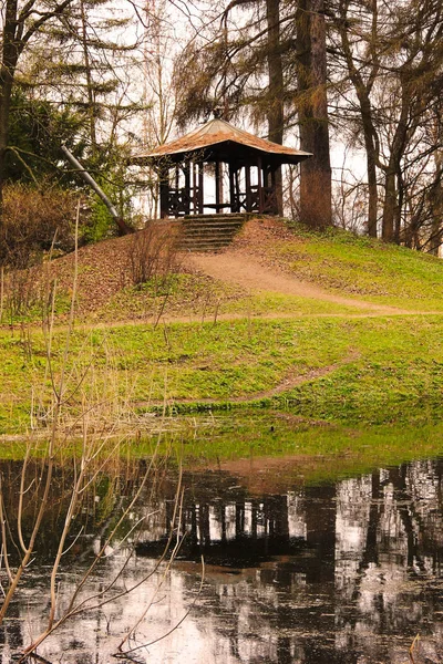 Stary Pergolawooden Altana Parku Jej Odbicie Małe Jezioro Natura Wiosna — Zdjęcie stockowe