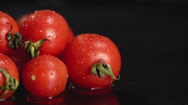 Su damlaları ile aşırı yakın çekim domates. Slayt sol