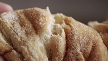 Baker kırma ev yapımı ekmek eller. Görünümü kapatın