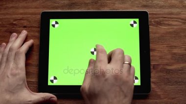 Ahşap masa üstünde yeşil perde ile tablet kullanarak. 4 k, Uhd vurdu