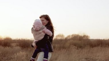 Anne onu hem gülüyor çember kızı ile oynuyor. Slo-mo atış