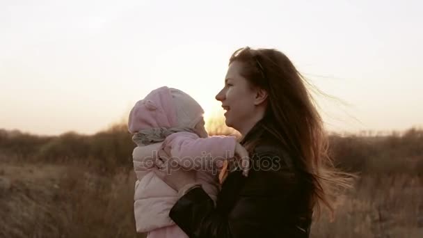 Mamma leker med sin dotter, kretsande henne, både skratta och ha roligt. Slomo — Stockvideo