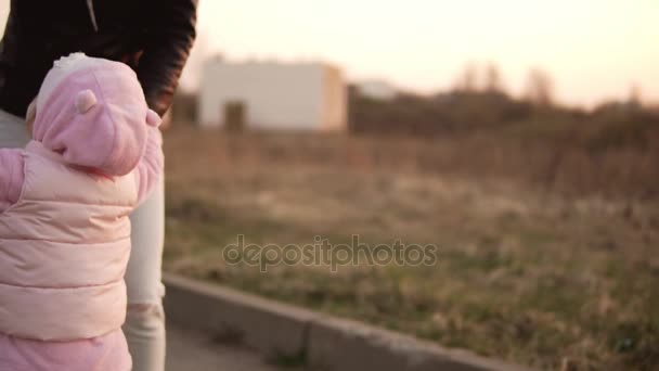 Niña huyendo de la madre jugando al aire libre. Niño divirtiéndose. Slo-mo. — Vídeos de Stock