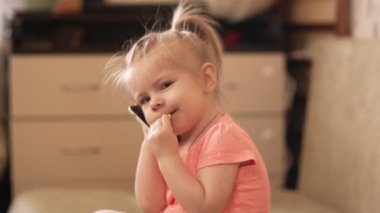 Telefon ile evde oynarken küçük bebeği. 4k vurdu