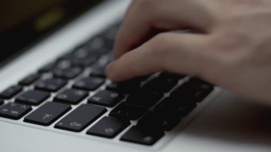 Laptop klavye, yazma el 4 k çözünürlüklü görünümünde kapat.