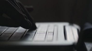 Modern dizüstü klavye ellerde silüeti. Metni yazmayı parmaklar. Yakın çekim