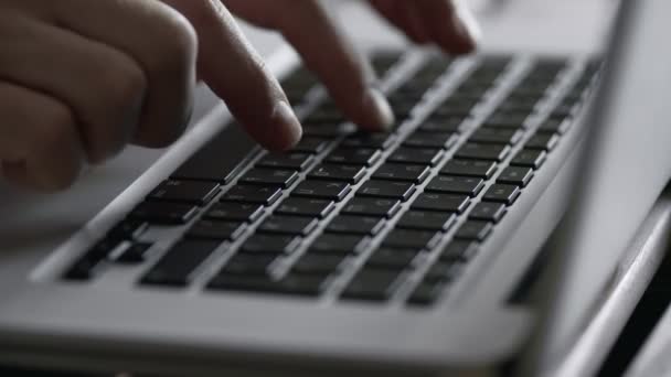 Silhueta de mãos no teclado do computador portátil moderno. Dedos a escrever texto. Fechar — Vídeo de Stock