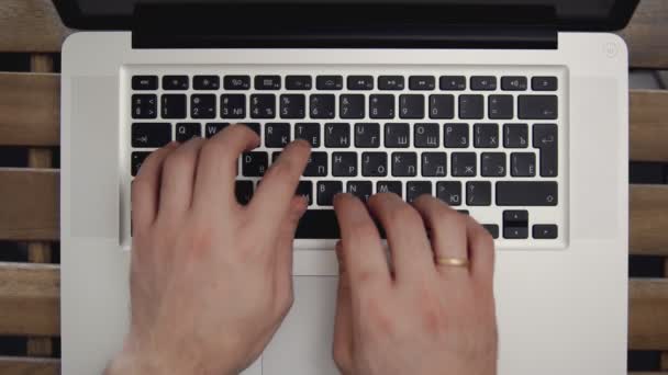 Empresario manos escribiendo en el ordenador portátil. De cerca. Disparo de 4k. Vista superior — Vídeos de Stock