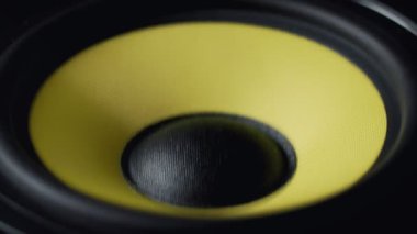 Close up sub-woofer hareket adlı. Hoparlör parçası. Siyah ve sarı renkler. 4k video