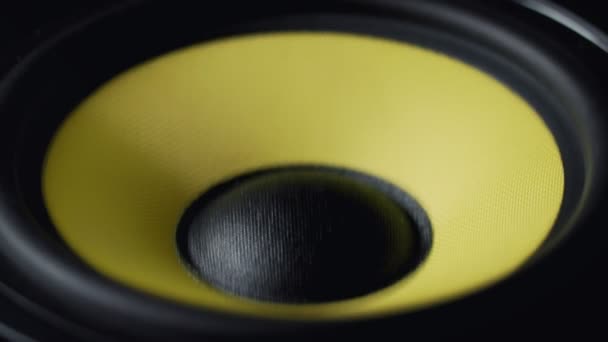 Close up sub-woofer hareket adlı. Hoparlör parçası. Siyah ve sarı renkler. 4k video — Stok video