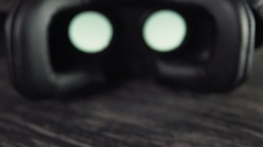 Sanal gerçeklik kulaklık siyah masada. VR kulaklık grafik deneyimi tanıyor