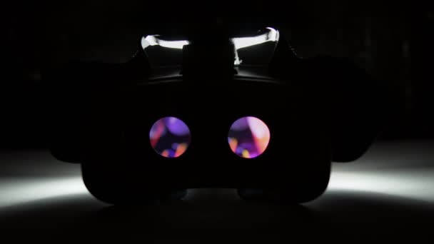 Riproduzione di film all'interno del dispositivo di realtà virtuale sul tavolo bianco di notte al coperto. 4k — Video Stock
