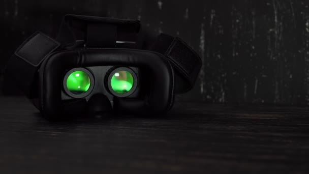 Ταινία να παίζει μέσα συσκευή εικονικής πραγματικότητας τη νύχτα με αντίγραφο χώρο. 4k Uhd — Αρχείο Βίντεο