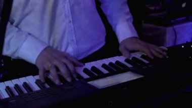 Klavyeci erkek el partide synthesizer oynarken closeup çekim. 4 k Uhd video