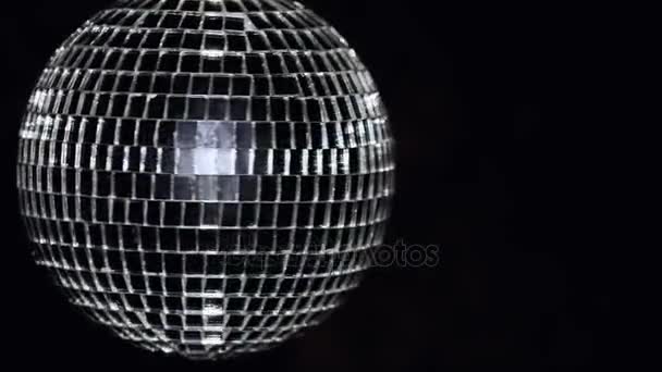 Lustro disco ball na czarnym tle z lato z patrzy. 4k Uhd — Wideo stockowe