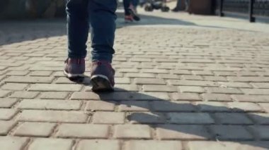 Çocuk kız Toddler aile yürüyüş sırasında sokak kaldırım kot bacaklarda