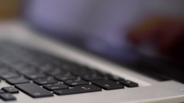 İşadamı dizüstü bilgisayarda yazarak eller. Yakın çekim. 4k vurdu