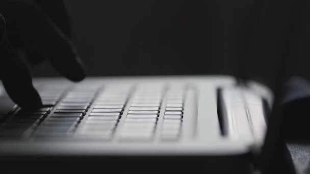 Σκιαγραφία από τα χέρια στο πληκτρολόγιο του σύγχρονου φορητού υπολογιστή. Δάχτυλα πληκτρολογώντας κείμενο. Κοντινό πλάνο — Αρχείο Βίντεο