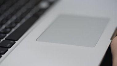 Bebekler eller Touchpad laptop, kullanarak 4 k çözünürlüklü görünümünde kapat.