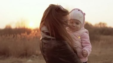 Anne onu hem gülüyor çember kızı ile oynuyor. 4k vurdu