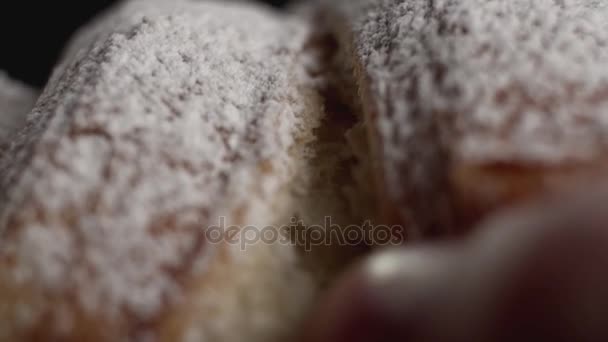 Croissant saporiti con zucchero a velo su fondo nero — Video Stock