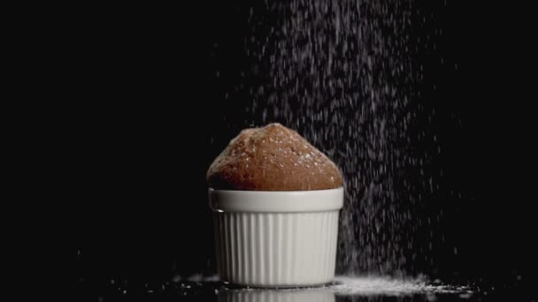 Bolo de bolinho com açúcar em pó no fundo escuro com copyspace. Movimento lento — Vídeo de Stock