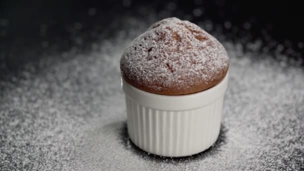 Gâteau muffin avec sucre blanc en poudre sur fond sombre. Glisser à droite — Video