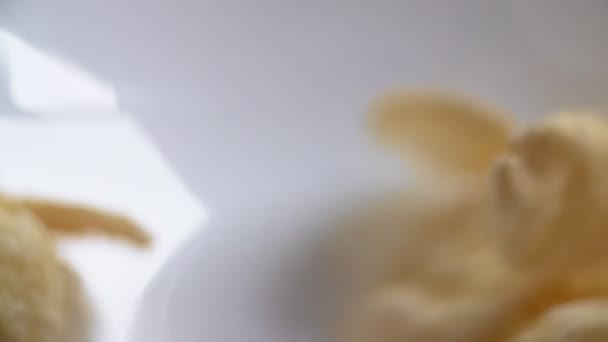 Flocos de milho caindo em tigela branca em slo-mo. Fechar vista macro — Vídeo de Stock