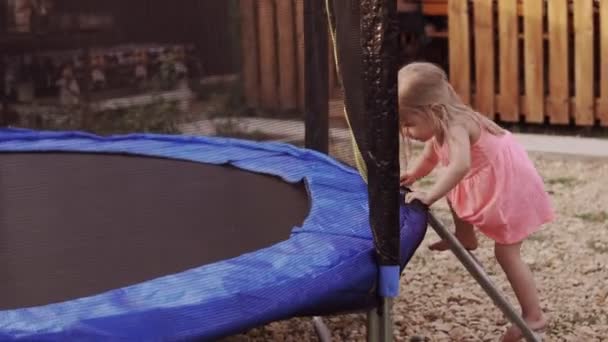 Menina feliz correndo para trampolim e pulando. Ação engraçada em 4k, UHD — Vídeo de Stock