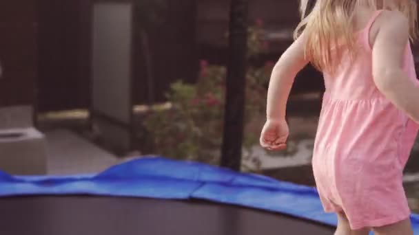 Joyeux enfant sautant sur le trampoline. Action drôle en 4k, UHD — Video