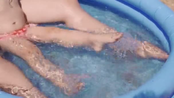 Mom and daughter sitting in pool and having fun together on beach in sunny day — Stock Video