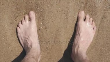 Ayaklar, okyanus dalgaları ve kum. Tema rahatlatıcı. 4 k, Uhd yakın çekim