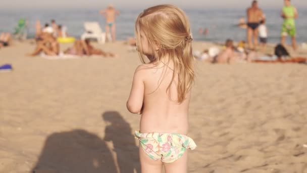 Küçük kız ile boşaltmak deniz güneşli havalarda sahilde bak — Stok video