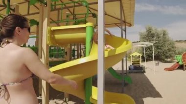 Anne ve küçük kızı deniz Plajı'nda Bahçesi güneşli bir günde eğlenin