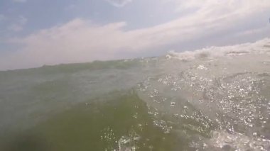 Mutlu delikanlı şişme şişme deniz rahatlatıcı