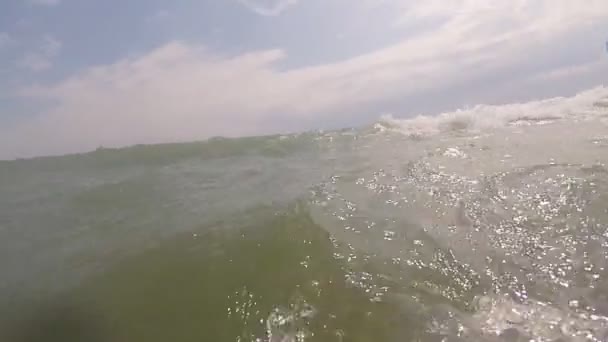 Hombre feliz joven que relaja en colchón inflable en el mar — Vídeo de stock