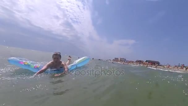 Mladá šťastná žena uvolňující na nafukovací matraci v moři — Stock video