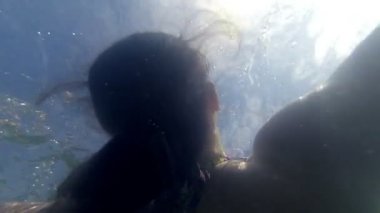 Genç mutlu kadın denizde şişme şişme rahatlatıcı