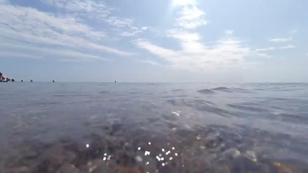 Морська хвиля розбризкує камеру або глядача безпосередньо — стокове відео