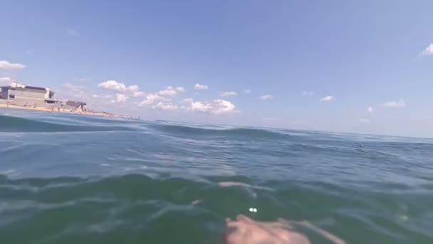 Junger Mann schwimmt im Meer. erster Gesichtspunkt — Stockvideo