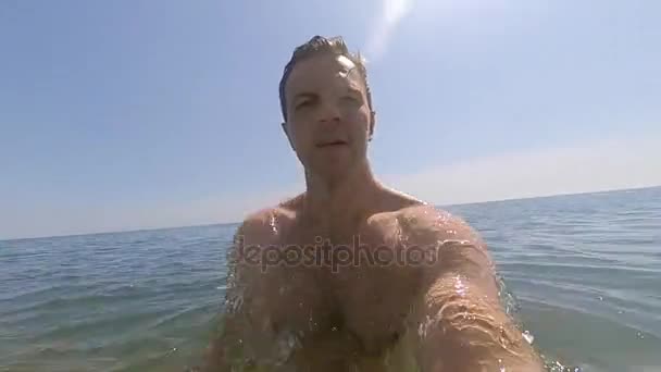 Fiatal sportos férfi teszik selfie a tenger és a búvárkodás a víz alatt — Stock videók