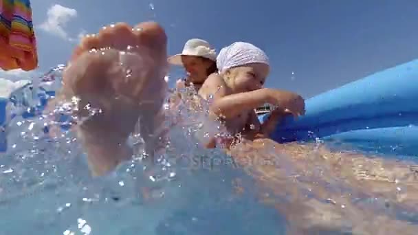 Молодая мать и дочь веселятся в бассейне — стоковое видео