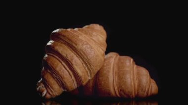 Pudra şekeri kruvasan siyah arka plan üzerine üzerine serpme