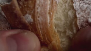 Siyah arka plan üzerine pudra şekeri ile lezzetli ay çöreği