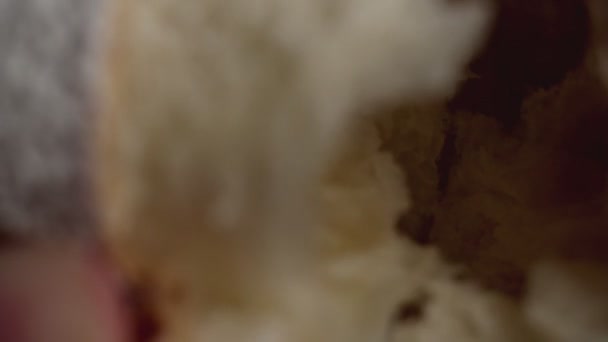 在黑色背景上的糖粉美味牛角面包 — 图库视频影像